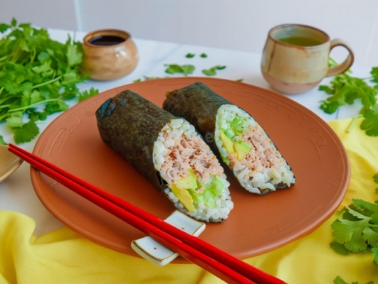 Японский рулет из риса и тунца