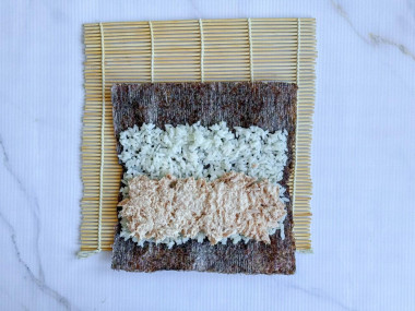 Японский рулет из риса и тунца