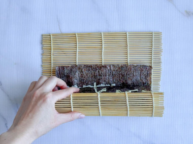 Японский рулет из риса и тунца