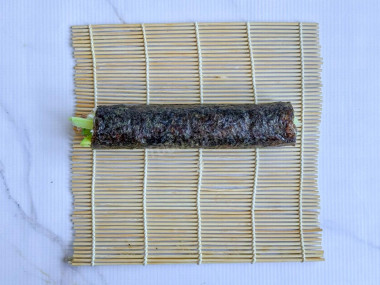 Японский рулет из риса и тунца