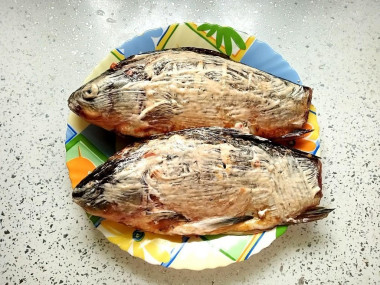 Карась запеченный с картошкой в духовке с майонезом