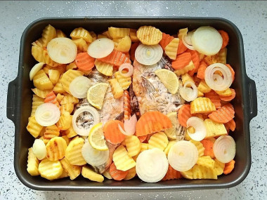 Карась запеченный с картошкой в духовке с майонезом