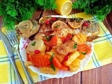 Карась запеченный с картошкой в духовке с майонезом