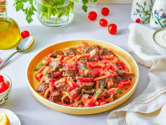 Куриная печень с помидорами