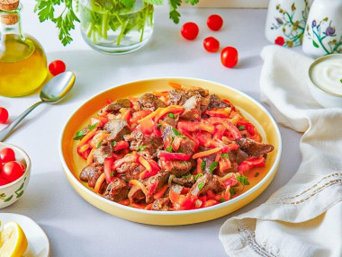 Куриная печень с помидорами