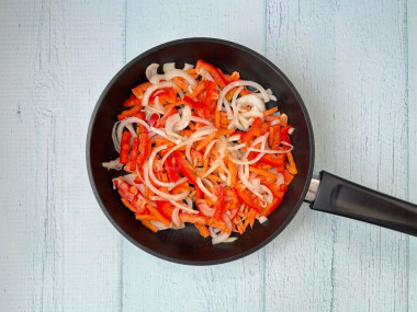 Куриная печень с помидорами