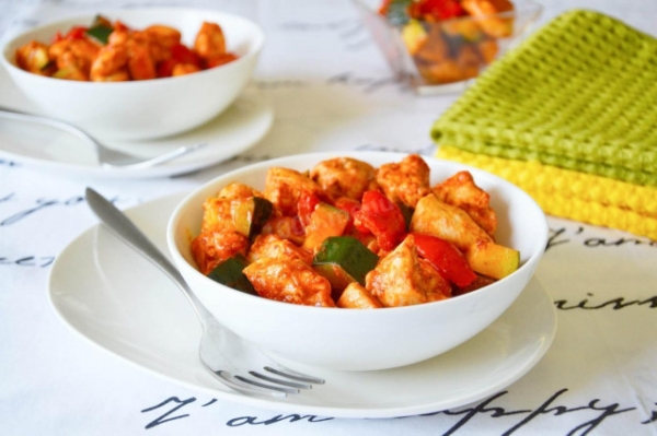 Овощное рагу с куриной грудкой и болгарским перцем