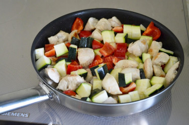 Овощное рагу с куриной грудкой и болгарским перцем