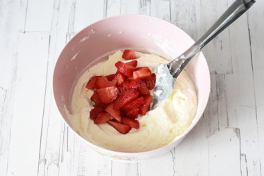 Пирог с клубникой и творогом