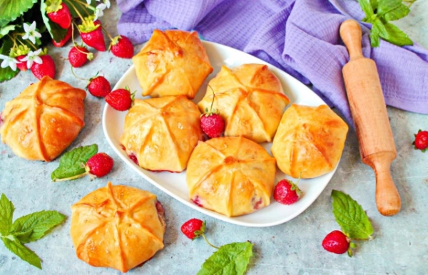 Пирожки с клубникой в духовке