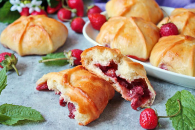 Пирожки с клубникой в духовке