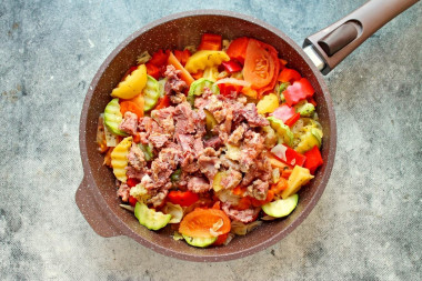 Рагу с тушенкой