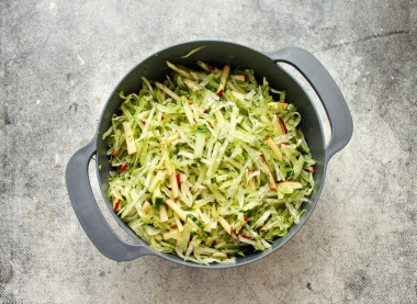 Салат с редькой и яблоком