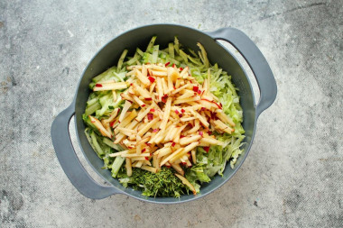 Салат с редькой и яблоком