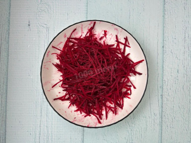 Салат со свеклой и яблоком