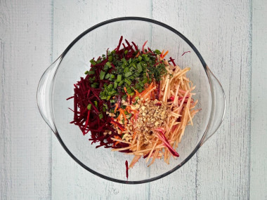 Салат со свеклой и яблоком