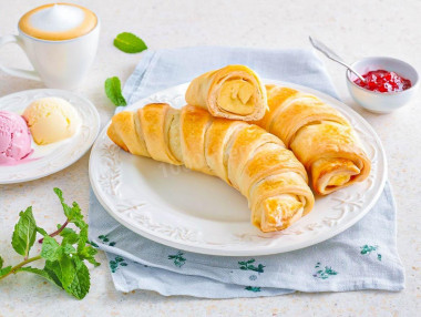 Слойки с бананом из слоеного теста