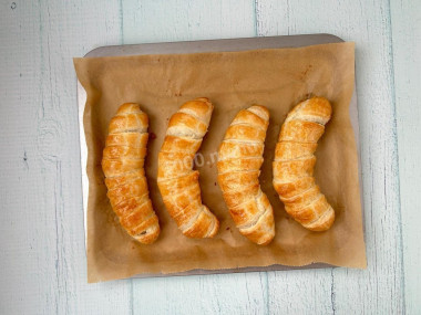 Слойки с бананом из слоеного теста