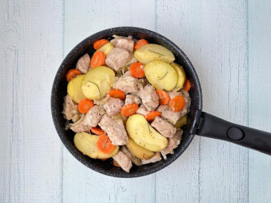 Свинина с картошкой и луком в духовке