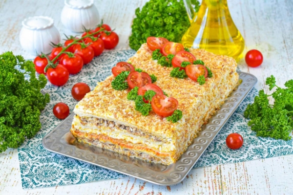 Торт Наполеон с консервами закусочный