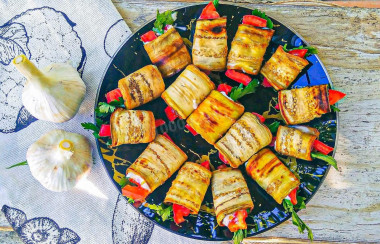 Рулетики из баклажанов с помидорами и чесноком