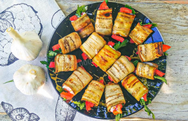 Рулетики из баклажанов с помидорами и чесноком