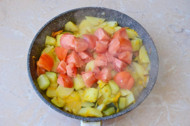 Овощное рагу на сковороде с картошкой