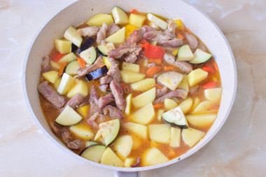 Овощное рагу с мясом кабачками и картошкой