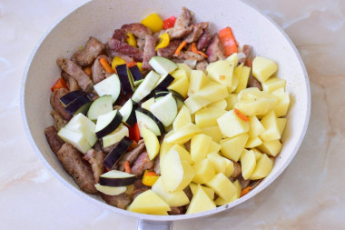 Овощное рагу с мясом кабачками и картошкой