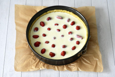 Пирог с клубникой и сметанной заливкой