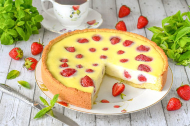 Пирог с клубникой и сметанной заливкой
