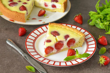 Пирог с клубникой и сметанной заливкой