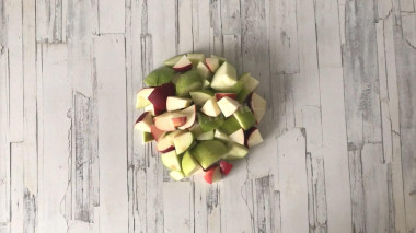 Шарлотка классическая с яблоками в духовке пышная