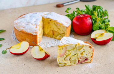 Шарлотка классическая с яблоками в духовке пышная