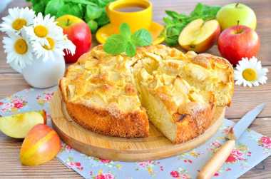Шарлотка на яйцах с яблоками