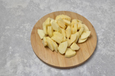 Шарлотка на яйцах с яблоками