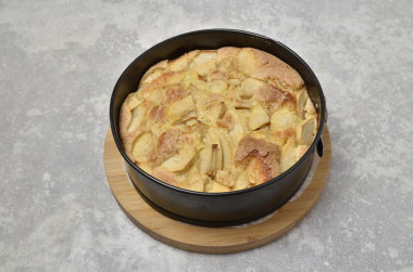 Шарлотка на яйцах с яблоками