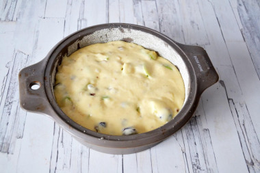 Шарлотка с яблоками на сметане в духовке
