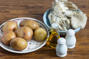 Жареная картошка с вешенками на сковороде