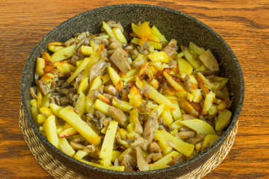 Жареная картошка с вешенками на сковороде