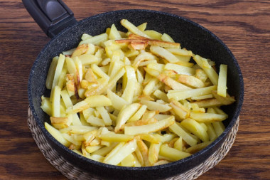 Жареная картошка с вешенками на сковороде