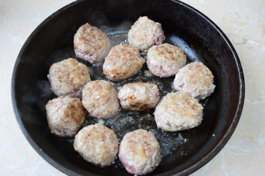 Ежики из фарша с рисом на сковороде с подливкой