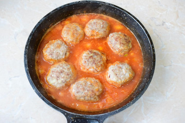 Ежики из фарша с рисом на сковороде с подливкой