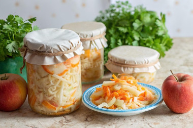 Капуста с яблоками на зиму квашеная