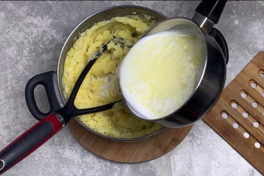 Картофельное пюре с маслом и молоком