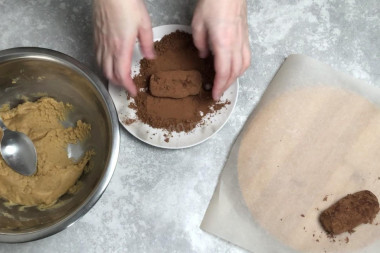 Классические пирожные Картошка из печенья со сгущенкой