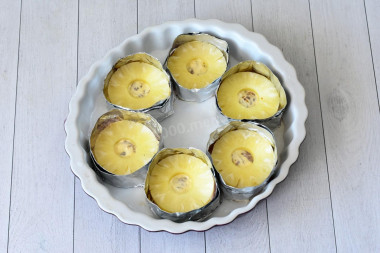 Курица под ананасом и сыром в духовке