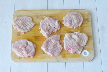 Курица под ананасом и сыром в духовке