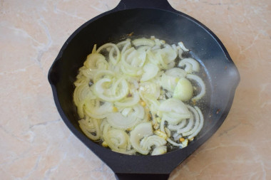 Куриная печень на сковороде жареная с луком