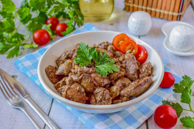 Куриная печень на сковороде жареная с луком